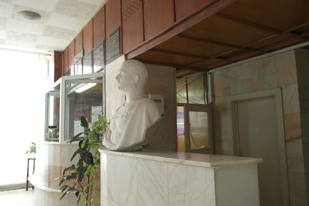 Rezeption mit Statue by Trensator Hotel Traian