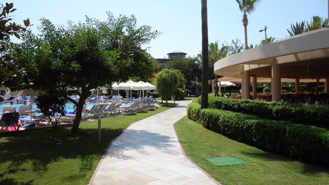 Der Hotelgarten  Palmeras Beach Hotel