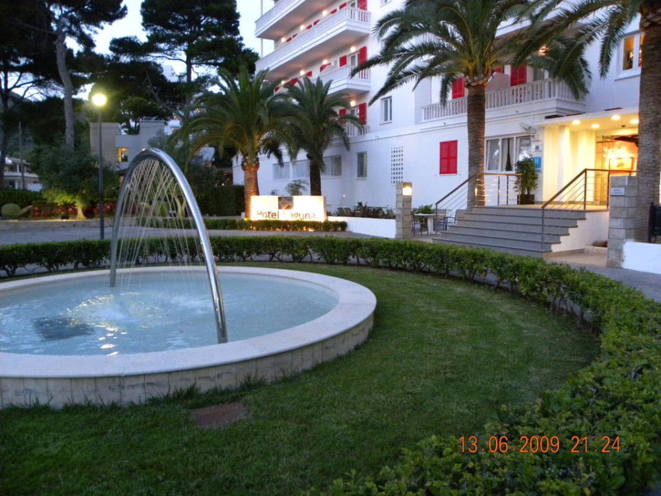 Vor dem Eingang Universal Hotel Laguna