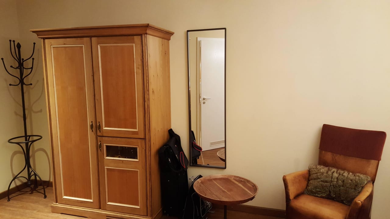Garderobe und Schrank vom Bett aus gesehen Hotel Ampervilla
