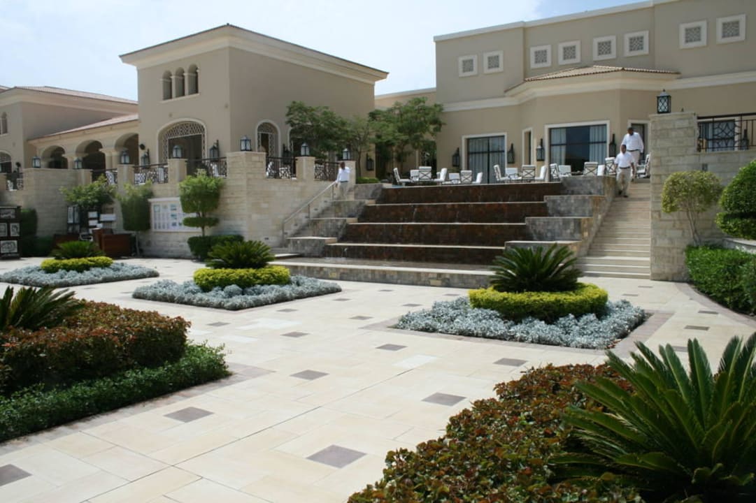 Eingang vom Hotel nebenan JAZ Aquamarine Resort