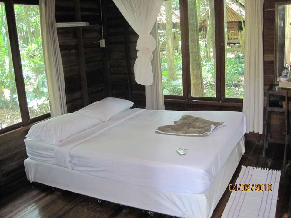 Bett mit Moskitonetz Hotel Khao Sok River Cottages