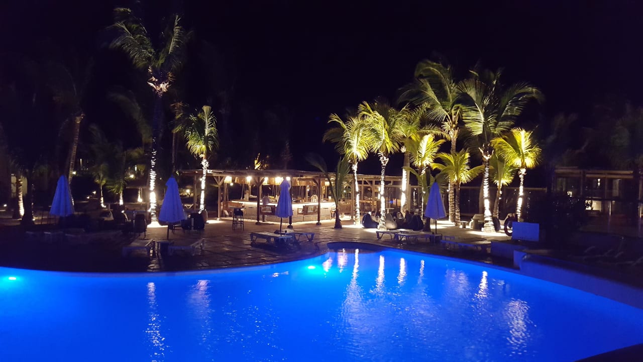 Großer Pool mit Bar bei Nacht Lagoon Attitude - Adults only