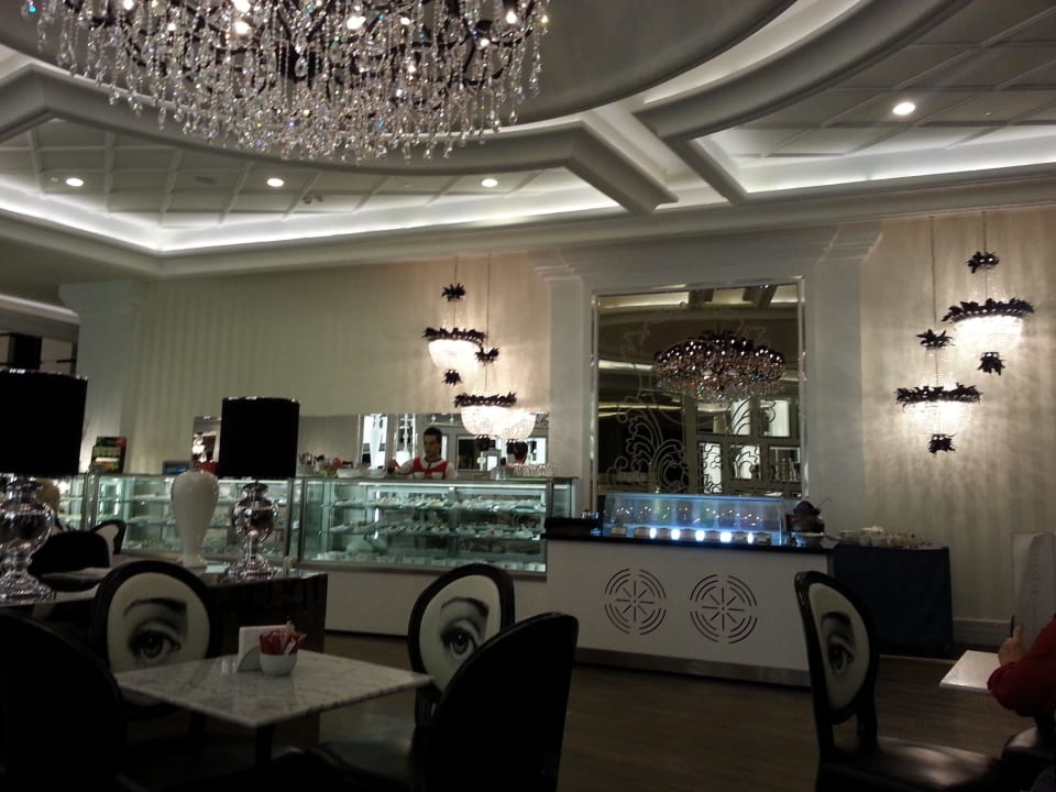 Die Patisserie: riesige Auswahl an Kuchenspezialitäten Hotel Delphin Imperial