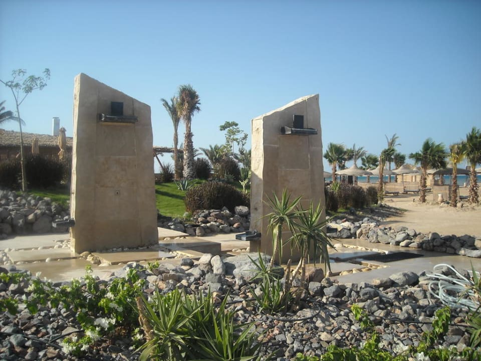 Prysznice przy plaży Amwaj Beach Club Abu Soma Resort