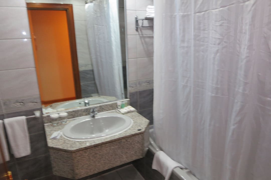 Bad im Standard doppelzimmer Avenue Hotel Dubai
