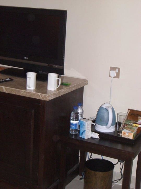 Kącik kawiarniany w pokoju de luxe Miramar Al Aqah Beach Resort