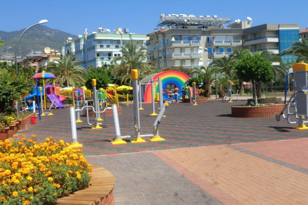 Spiel und Sportanlage am Strand Remi Hotel