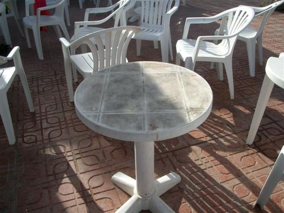 einer der Tische an der Poolbar Cala Llenya Resort Ibiza