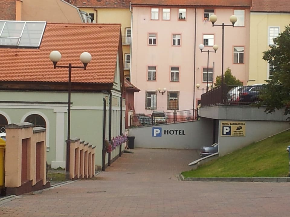 Parkplatz mit Hintereingang Hotel Barbarossa