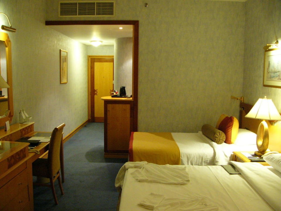 Blick Richtung Zimmertür Le Meridien Mina Seyahi Beach Resort & Waterpark