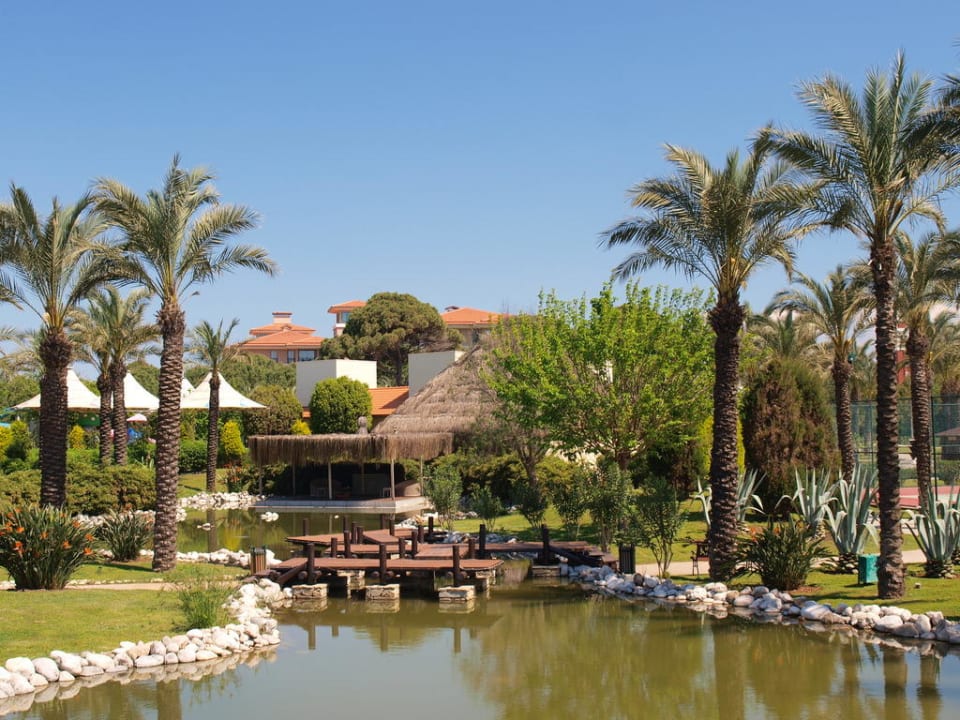 Sicht zum Hotel und ein kleiner Teich IC Hotels Green Palace