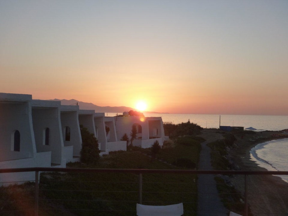 Ausblick Restaurant bei Sonnenuntergang Knossos Beach Bungalows Suites Resort & Spa