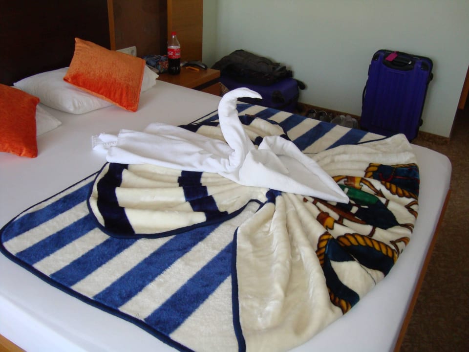 Jeden Tag wurde das Zimmer schön dekoriert Hotel Sirma