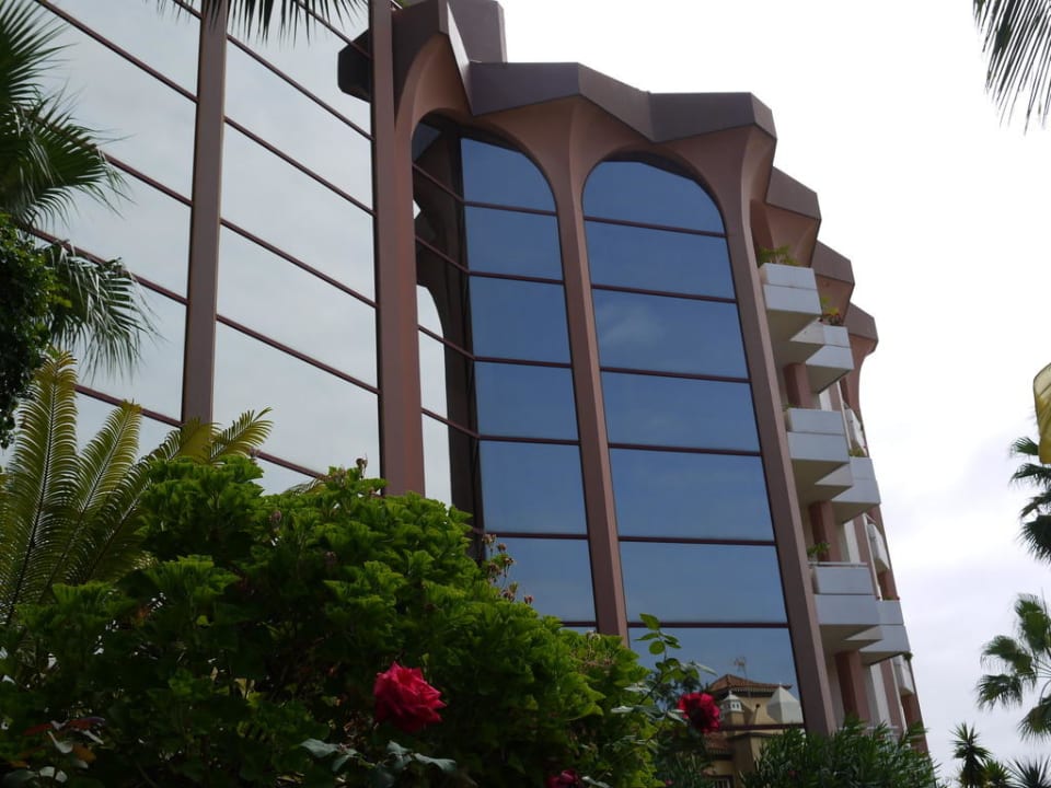 Außenansicht vom Haupteingang nach rechts oben Hotel Puerto Palace