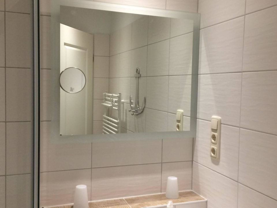Bad mit Kosmetikspiegel MeinDarssUrlaub im Appartment zur Seebrücke