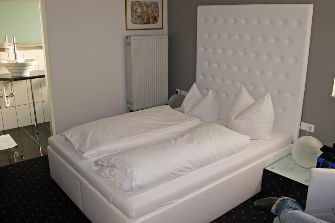 Blick von der Türe aufs Bett Arthotel Restaurant Pfeffermühle