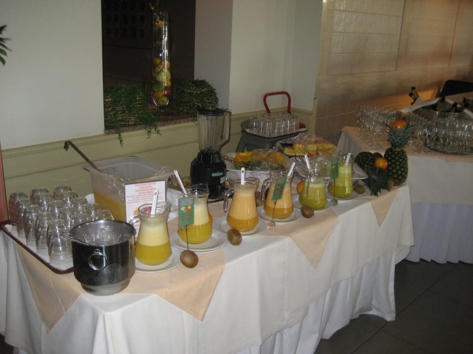 Frühstück mit frischen Säften PortoBay Falésia