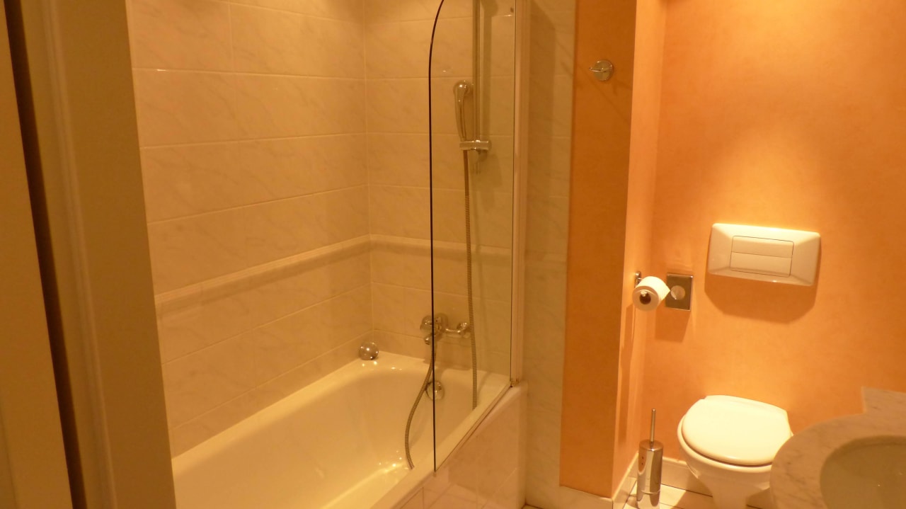 Schönes großes Badezimmer Hotel Le Jean-Sébastien Bach Strasbourg