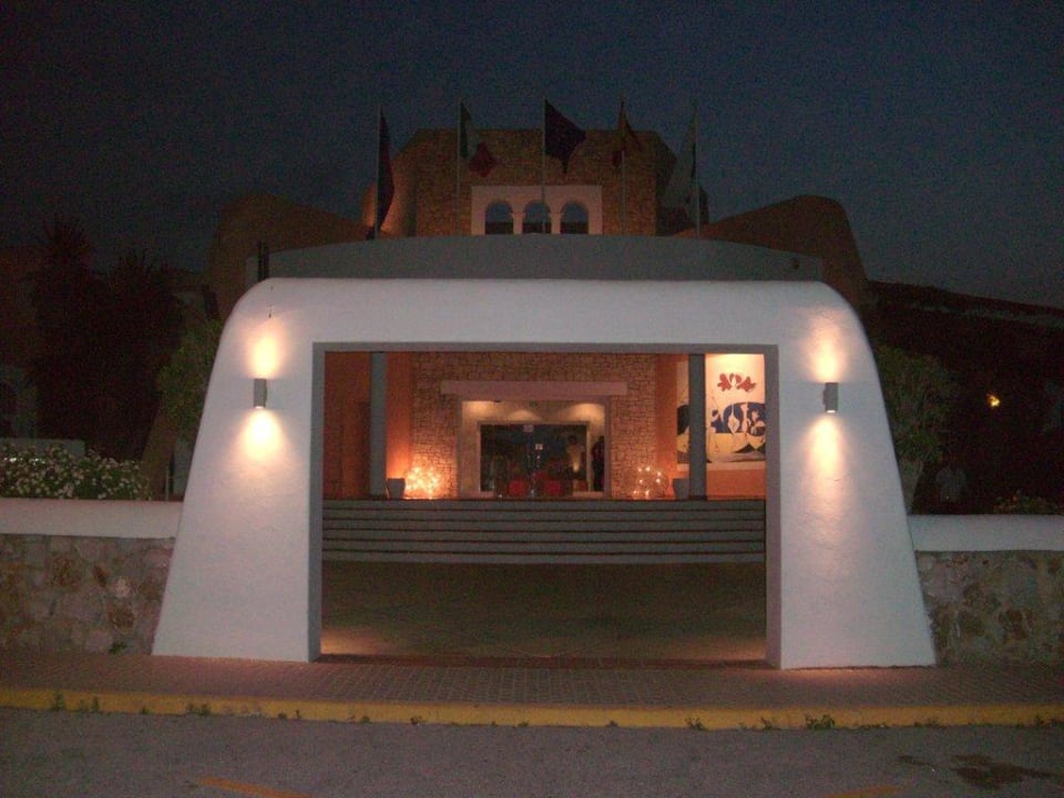 Der Eingang am Abend vom One Ibiza Hotel Destino Pacha Ibiza Resort - Adults only