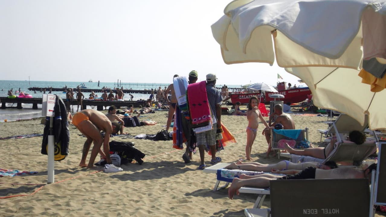 Fliegende Händler am Strand Eden Hotel