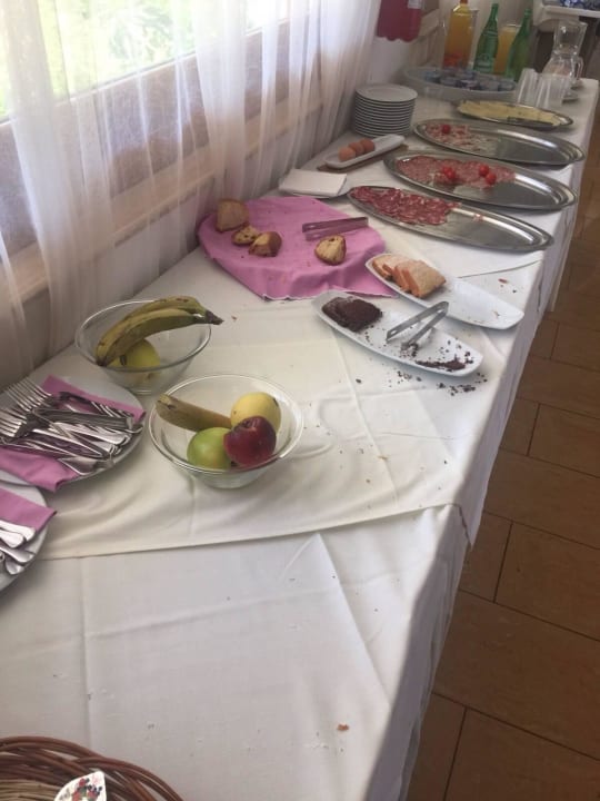 Frühstücksbuffet um 9:00 Uhr Paestum Inn Beach Resort