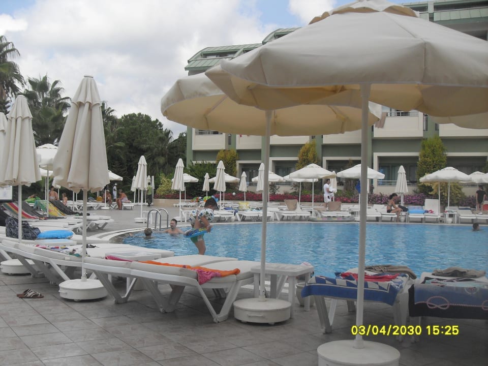 Liegen am Pool VONRESORT Golden Coast