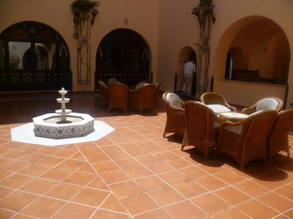 Sitzgelegenheiten in der Lobby Arabella Azur Resort