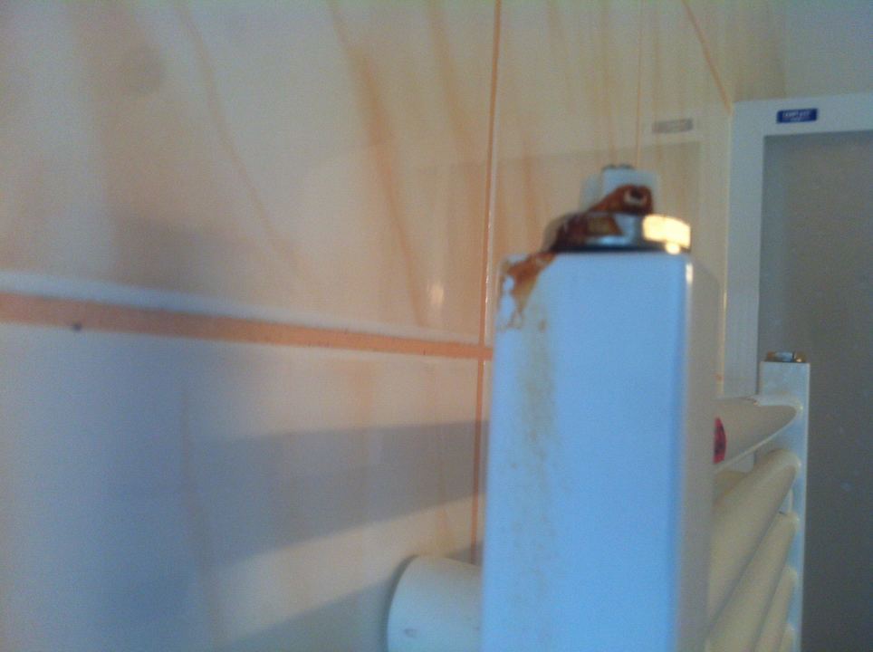 Dreckige und versiffte Heizung im Badezimmer Relax Inn Health & Spa
