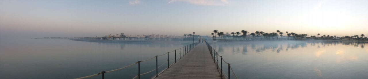 Blick auf den (gegen Gelsen) eingenebelten  Strand Golden Beach Resort
