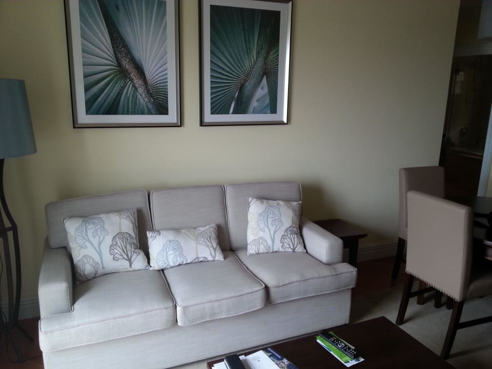 Couch im Wohnzimmer des Apartments Dreams Madeira Resort & Spa