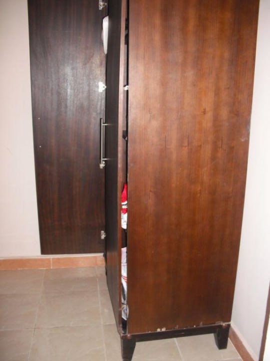 Schrank Hotel Yara Beach Club