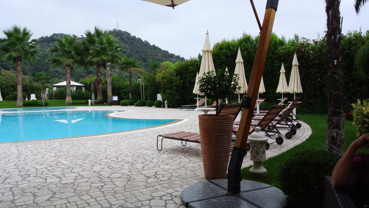 Vom Außenbereich des Restaurants auf den Pool Hotel Alcantara Resort