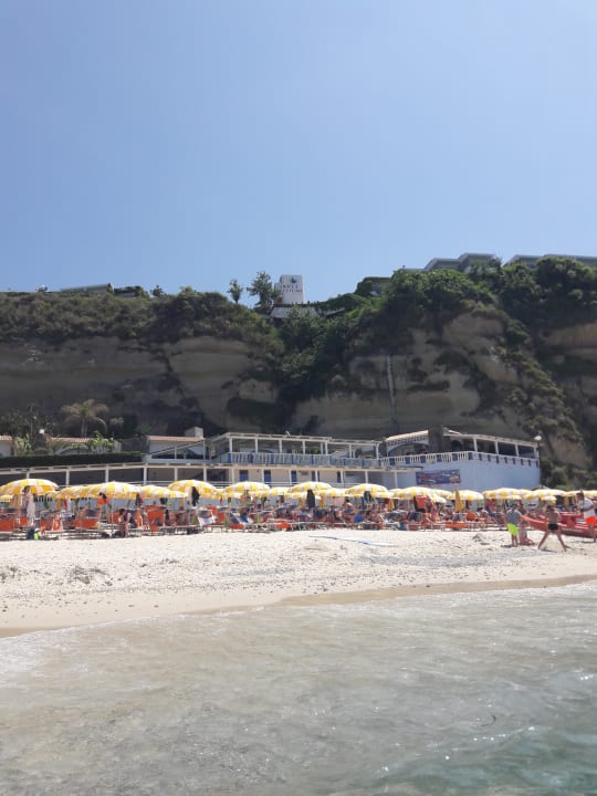 Unten die Strandbar oben die Hotelanlage Aldiana Club Rocca Nettuno Calabria