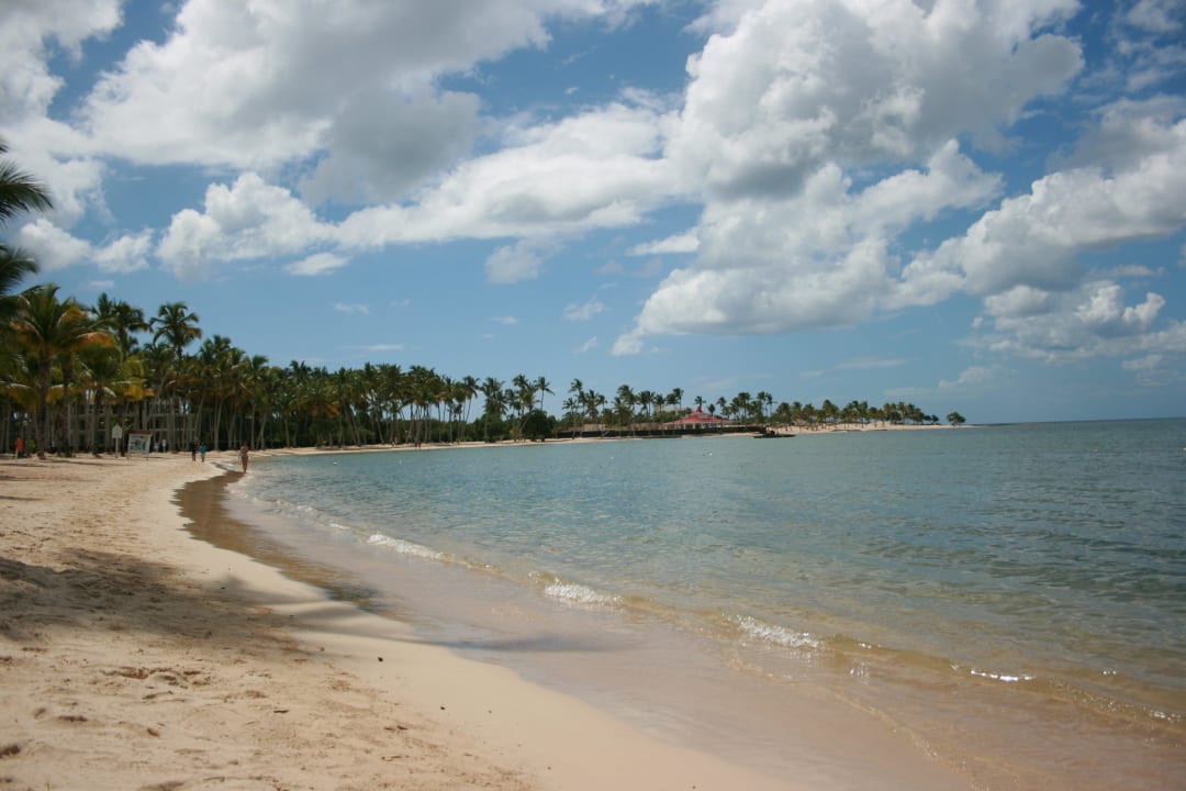 Strand mit Blick auf das Ende der Bucht Bahia Principe Luxury Bouganville