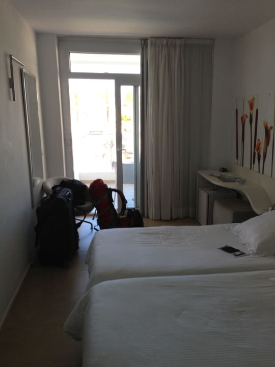 Bett mit Balkontür Iberostar Waves Bahia de Palma