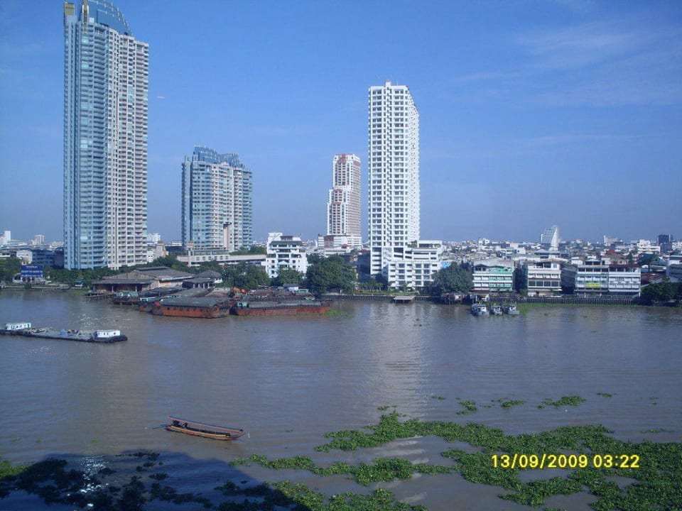 Ausblick von unserm Zimmer auf Chao Phraya River Ramada Plaza by Wyndham Bangkok Menam Riverside