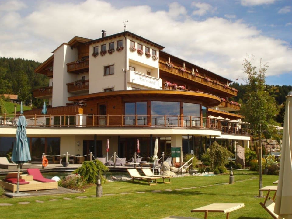 Aussenansicht vom "alten" Teil Hotel Chalet Mirabell