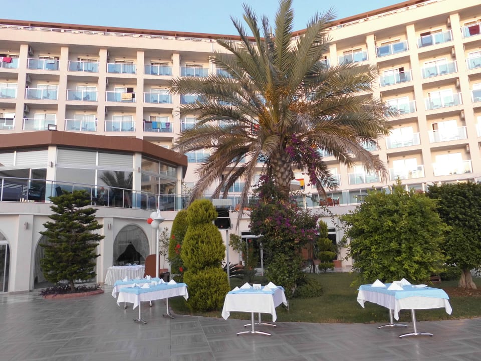 Der Eingang zum Hotel aus dem Pool Annabella Diamond Hotel & Spa