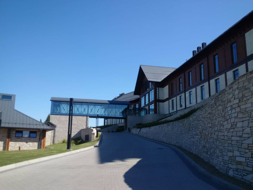 Przejście z hotelu do hali sportowej Hotel Arłamów