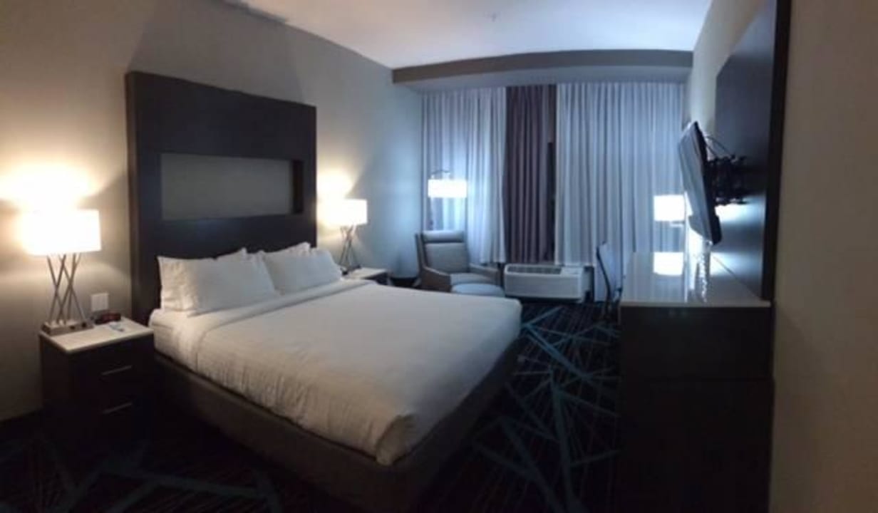 Bardzo wygodny Holiday Inn Express & Suites Charlotte Airport