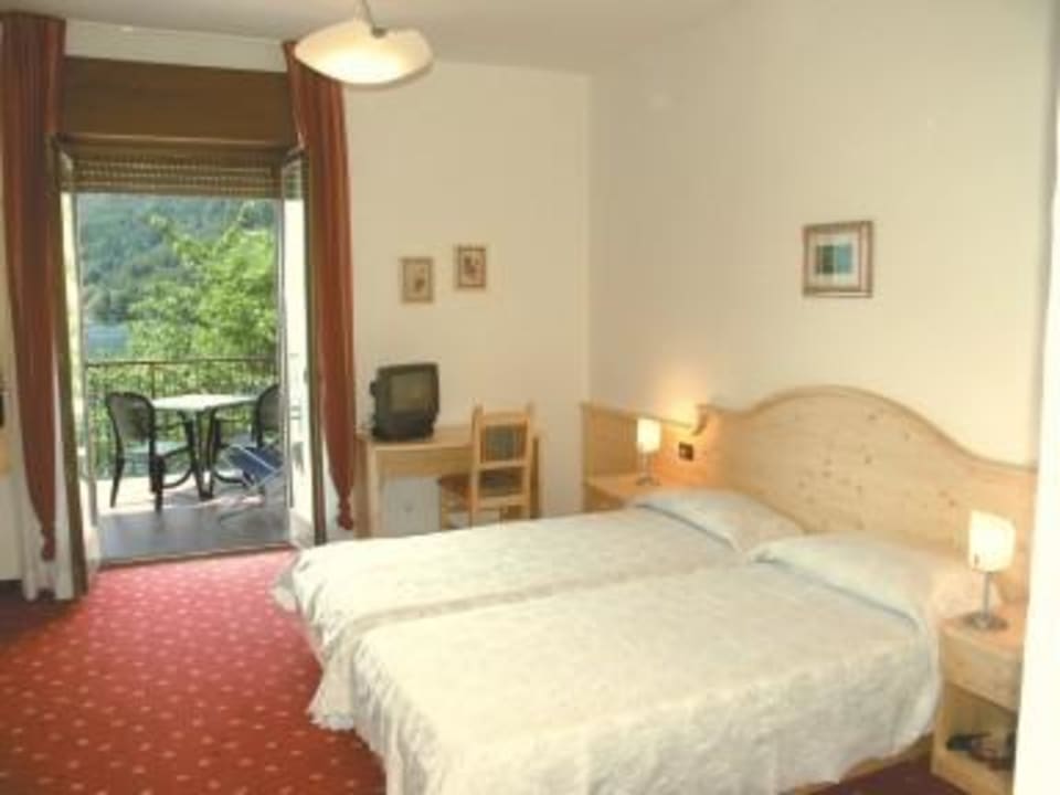 Bedroom hotel Mezzolago 1 Hotel Albergo Mezzolago