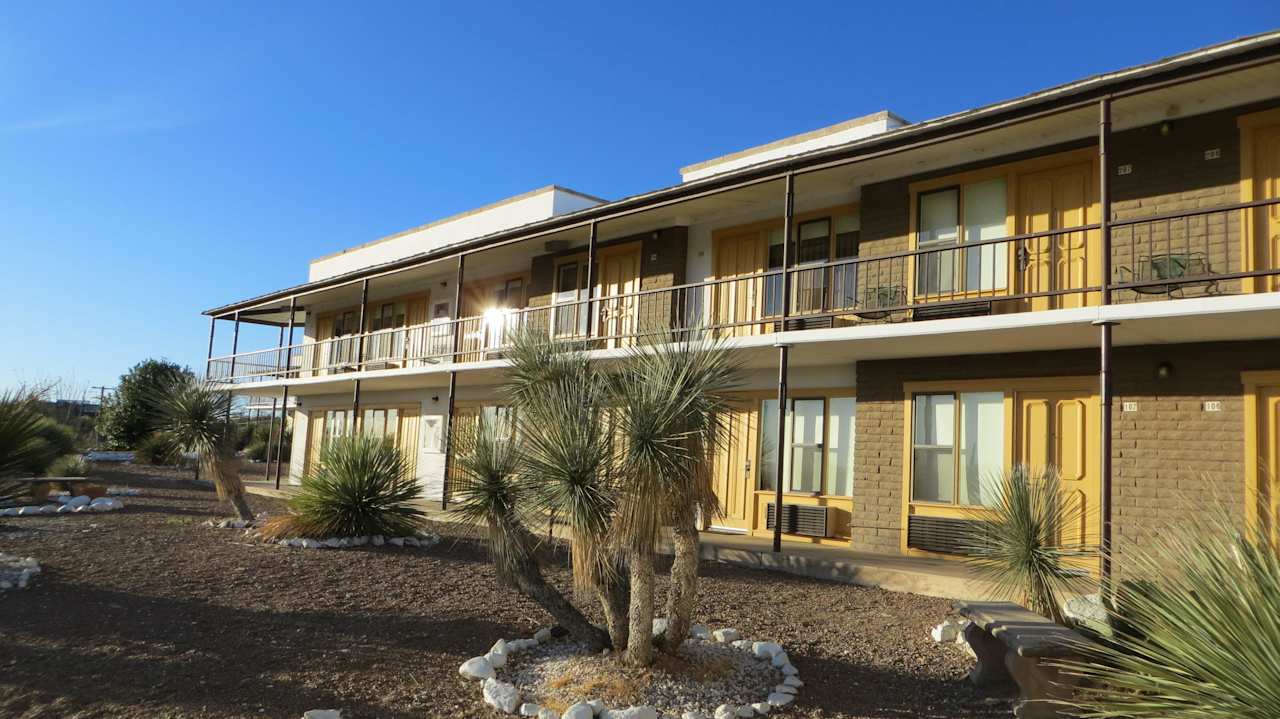 Kakteen vor der Eingangstür Landmark Lookout Lodge