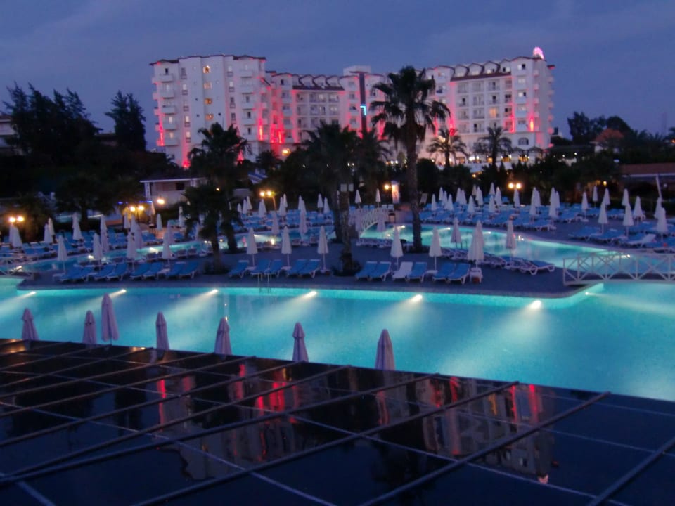 Poolanlage bei Nacht Side Mare Resort & Spa
