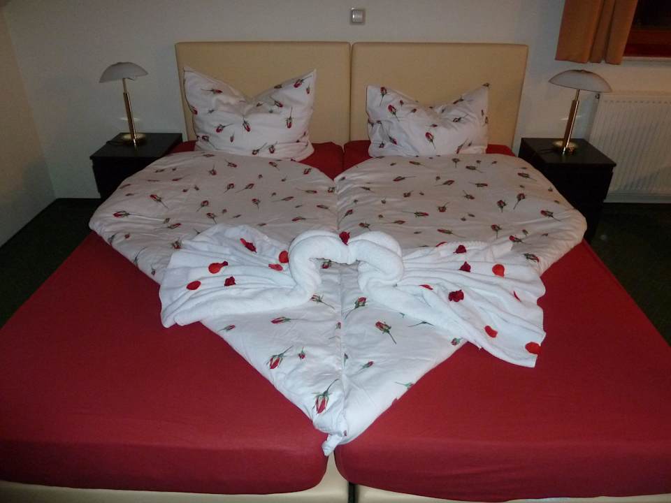 Bett mit Hochzeitsdekoration GreenLine Landhotel Dresden