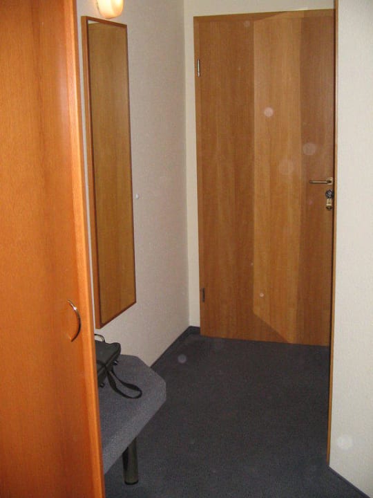 Bereich vor Badezimmer vom Bett aus Ambient Hotel Salzburger Hof