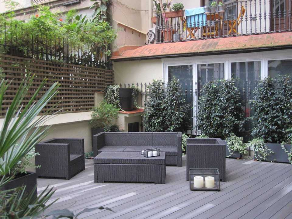 Lounge im Innenhof B&B Anba