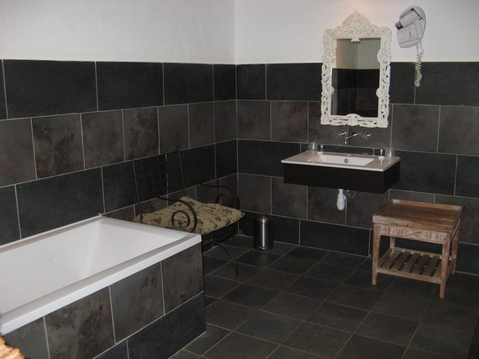 Badezimmer Hotel Auberge De La Poulcière