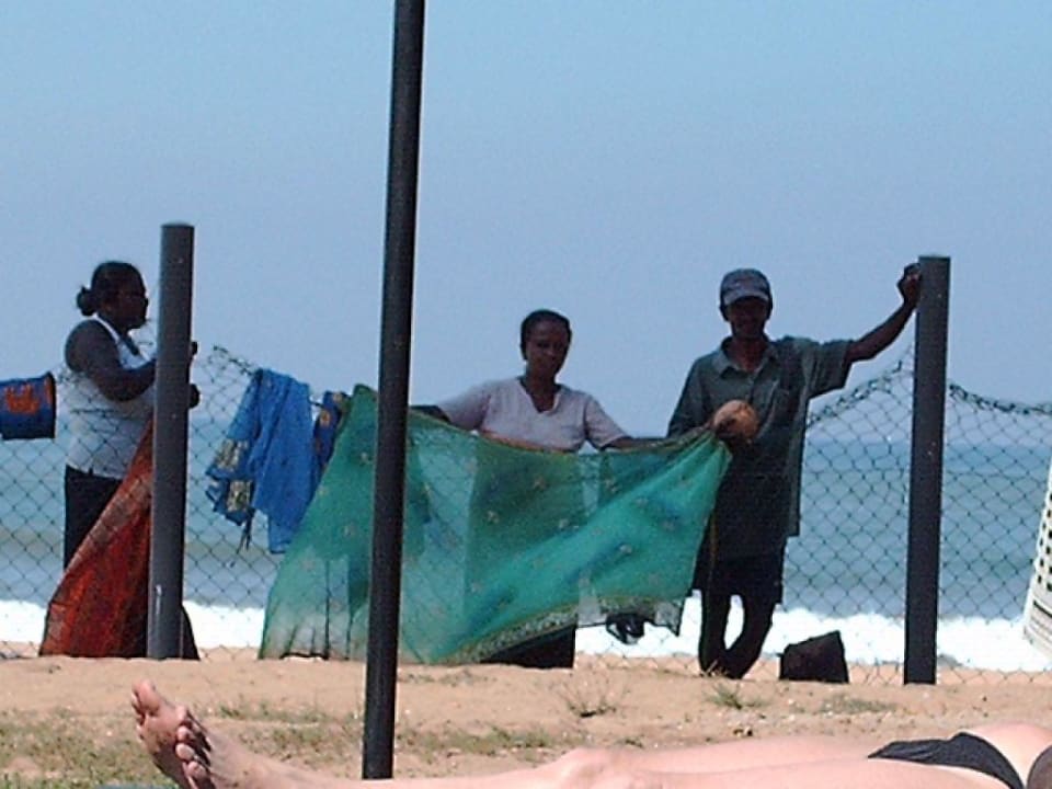 Frauen verkaufen am Strand günstige Tücher Mermaid Hotel & Club