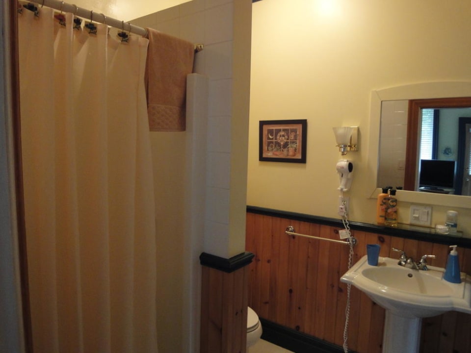 Unser Zimmer (Yellow Room) Little Lake Inn Bed & Breakfast